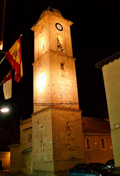 Imagen nocturna de la torre de la iglesia de Belvís
